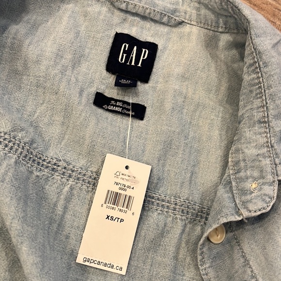 NWT Gap Chambray Denim Shirt - Picture 2 of 3